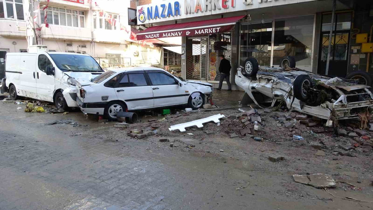 SAMSUN’UN HAVZA İLÇESİNDE GECE ETKİLİ OLAN SAĞANAK YAĞIŞIN ARDINDAN MEYDANA GELEN SEL FELAKETİNİN...
