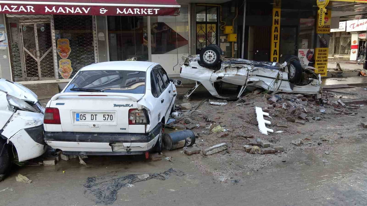 SAMSUN’UN HAVZA İLÇESİNDE GECE ETKİLİ OLAN SAĞANAK YAĞIŞIN ARDINDAN MEYDANA GELEN SEL FELAKETİNİN...