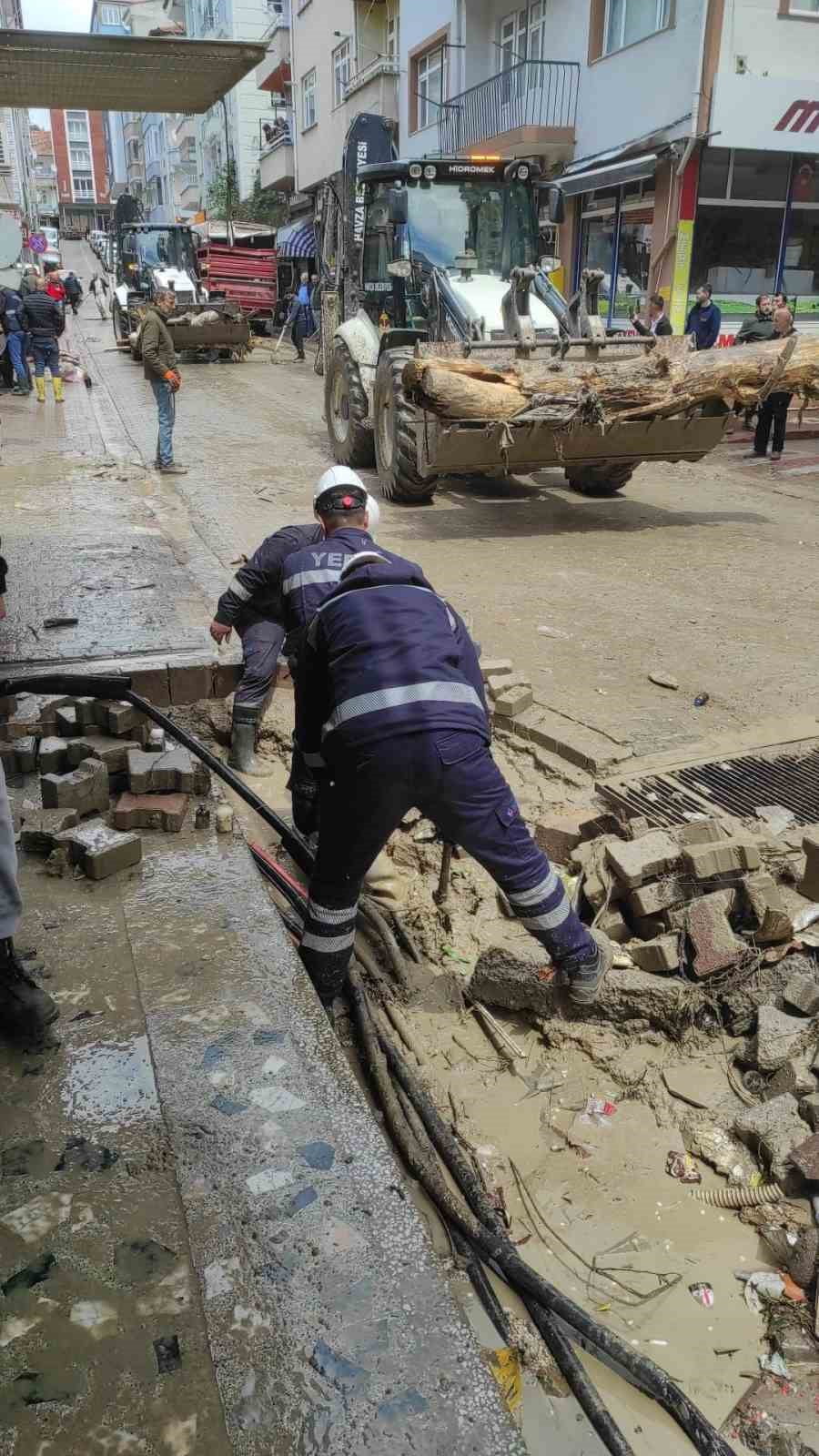 SAMSUN’UN HAVZA İLÇESİNDE MEYDANA GELEN SEL FELAKETİNİN ARDINDAN YEDAŞ EKİPLERİ, BÖLGEDE ENERJİ...
