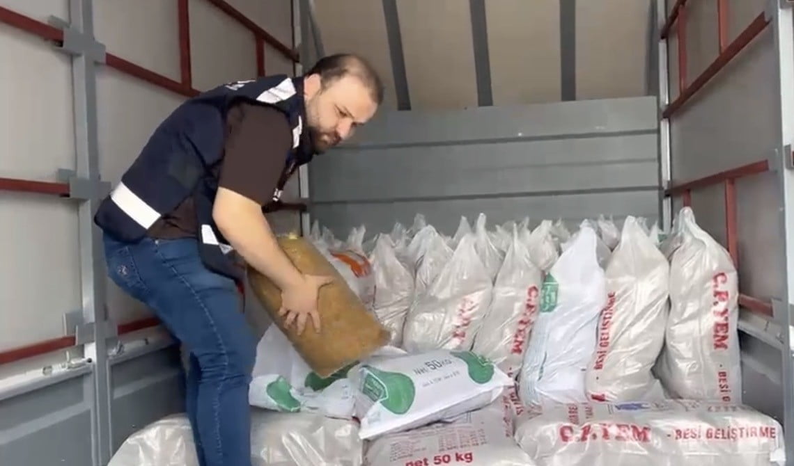 SAMSUN’UN İLKADIM İLÇESİNDE DÜZENLENEN KAÇAKÇILIK OPERASYONUNDA 770 KİLOGRAM KAÇAK TÜTÜN ELE...