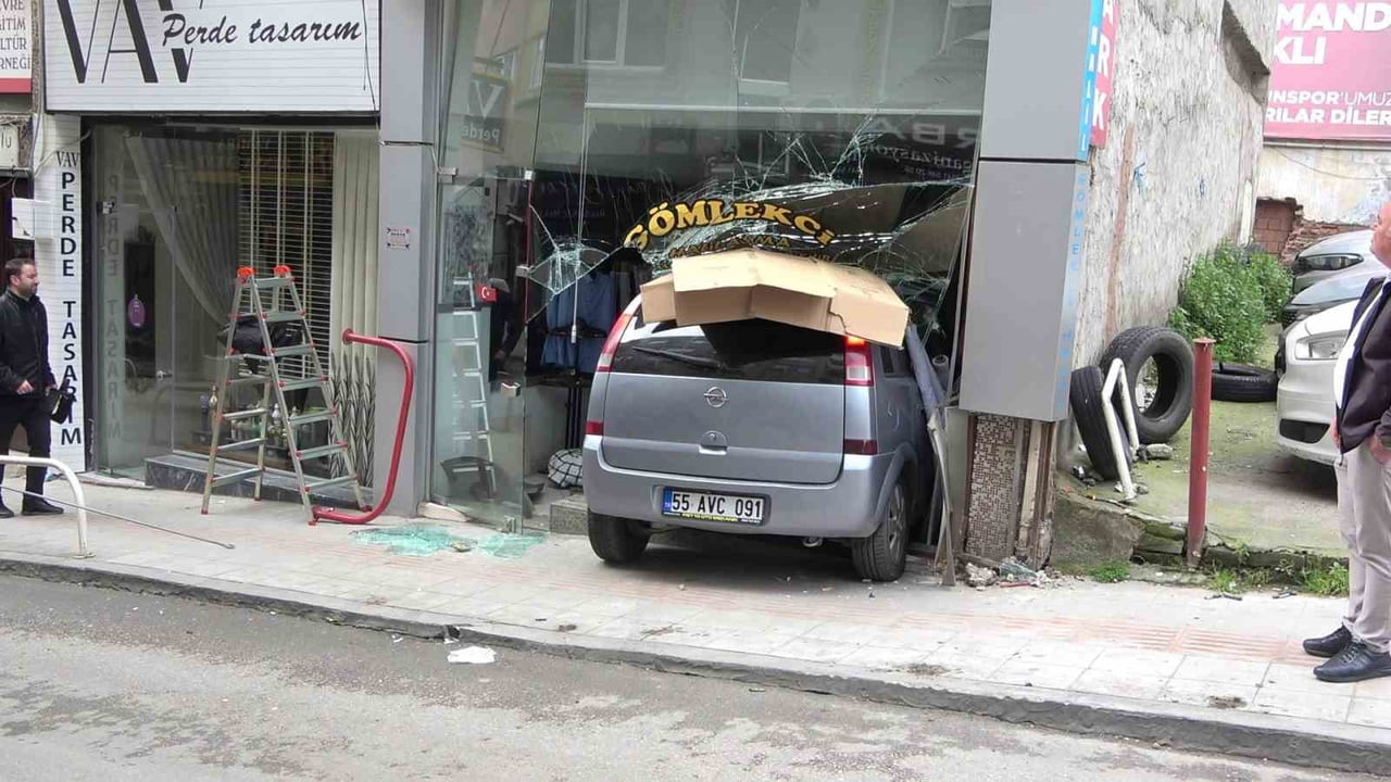 SAMSUN’UN İLKADIM İLÇESİNDE KONTROLDEN ÇIKAN OTOMOBİL TERZİ DÜKKANINA GİRDİ.