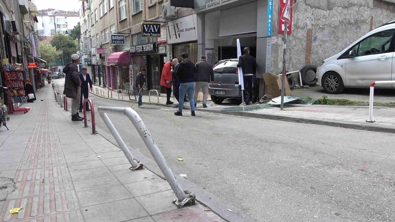 SAMSUN’UN İLKADIM İLÇESİNDE KONTROLDEN ÇIKAN OTOMOBİL TERZİ DÜKKANINA GİRDİ.
