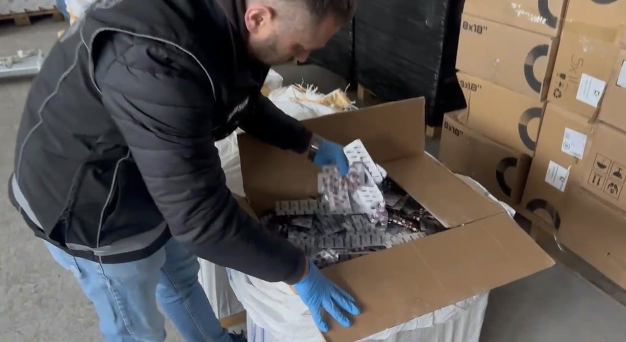 SAMSUN’UN TEKKEKÖY İLÇESİNDE DÜZENLENEN NARKOTİK OPERASYONUNDA 172 BİN 713 ADET UYUŞTURUCU HAP ELE...