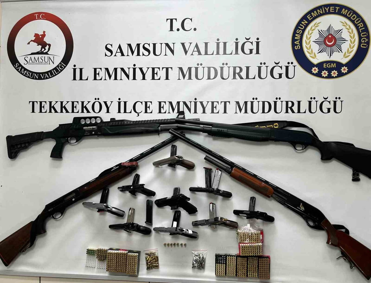 SAMSUN’UN TEKKEKÖY İLÇESİNDE DÜZENLENEN OPERASYONDA ÇOK SAYIDA RUHSATSIZ SİLAH VE FİŞEK ELE...