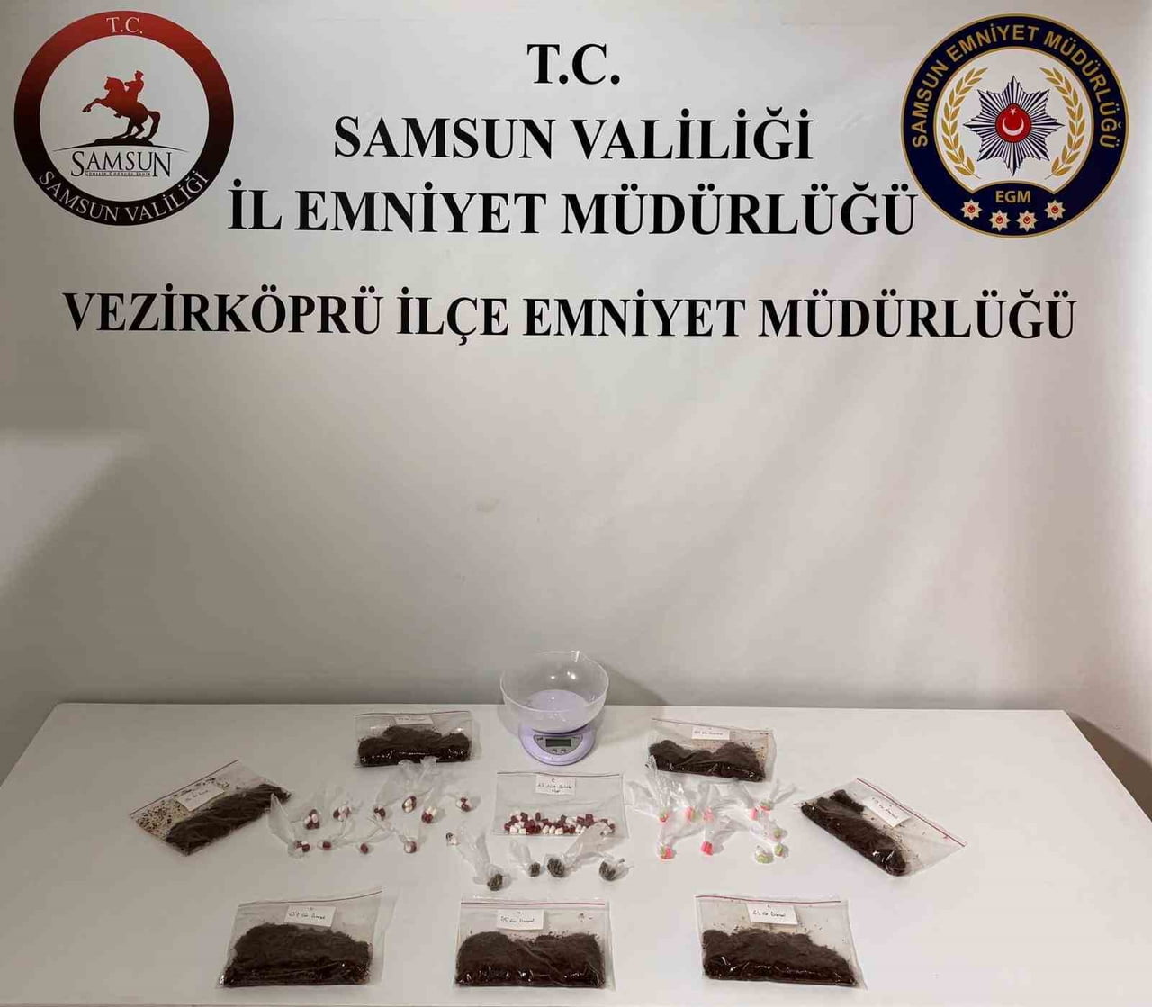 SAMSUN’UN VEZİRKÖPRÜ İLÇESİNDE NARKOTİK EKİPLERİNCE DÜZENLENEN OPERASYONDA SATIŞA HAZIR UYUŞTURUCU...