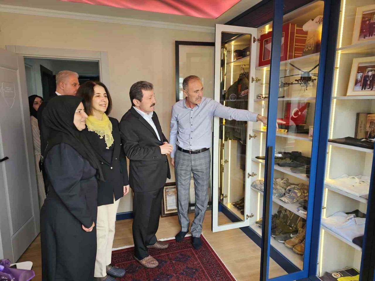SAMSUN VALİSİ ORHAN TAVLI VE EŞİ AYŞE TAVLI, ANNELER GÜNÜ DOLAYISIYLA ŞEHİT AİLESİNİ ZİYARET ETTİ....