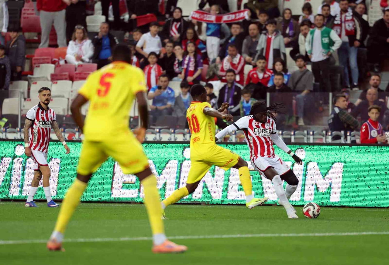SAMSUNSPOR - GÖZTEPE MÜCADELESİNİN İLK YARISINDAN KARELER.