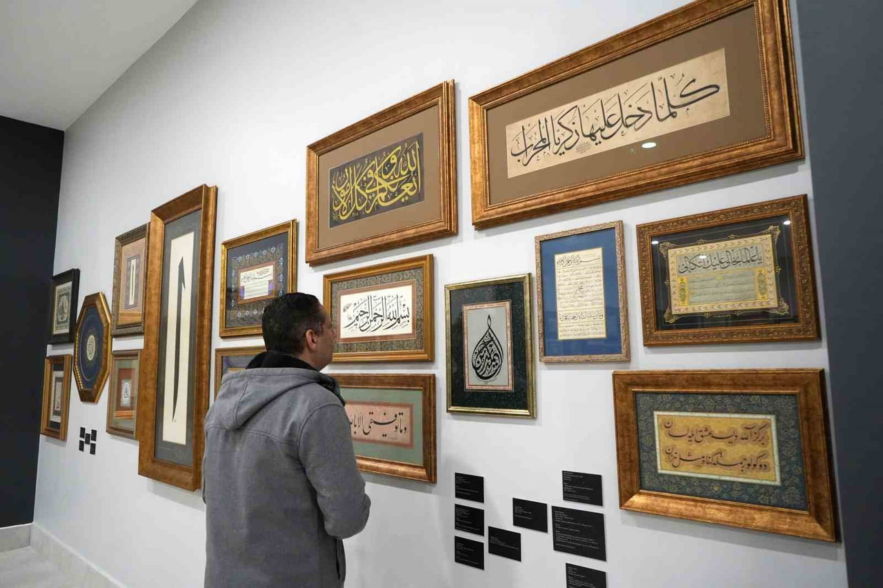 SANAT HAYATININ 50. YILINI KUTLAYAN ŞAİR, HAT VE EBRU SANATÇISI FUAT BAŞAR VE ÖĞRENCİLERİNİN...