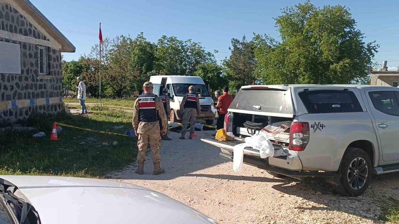 ŞANLIURFA'DA ARALARINDA HUSUMET BULUNAN İKİ GRUP ARASINDA ÇIKAN SİLAHLI KAVGADA 3 KİŞİ HAYATINI...