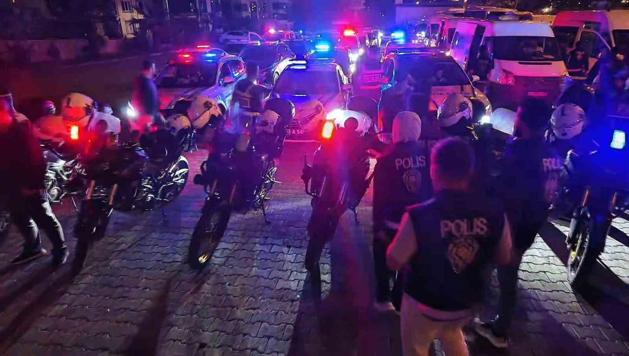 ŞANLIURFA'DA BİNDEN FAZLA POLİS, İL GENELİNDE ASAYİŞ UYGULAMASI GERÇEKLEŞTİRDİ