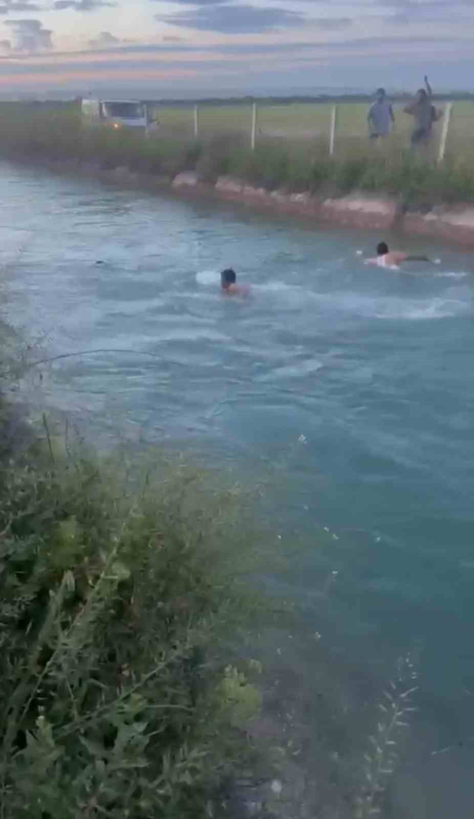 ŞANLIURFA'DA OTOMOBİL SULAMA KANALINA DEVRİLDİ: 2 KADINI VATANDAŞLAR SUYA ATLAYARAK KURTARDI