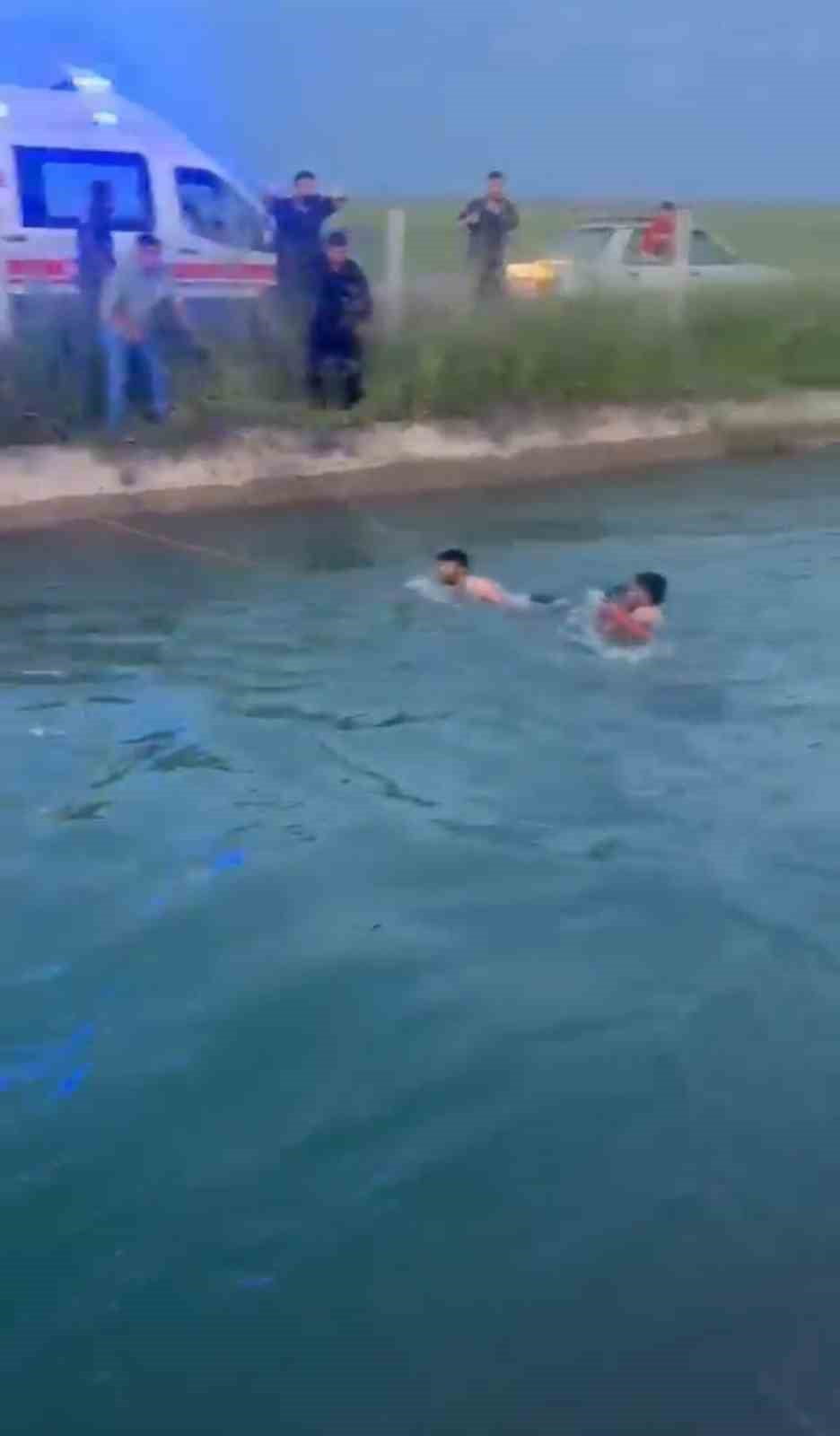 ŞANLIURFA'DA OTOMOBİL SULAMA KANALINA DEVRİLDİ: 2 KADINI VATANDAŞLAR SUYA ATLAYARAK KURTARDI