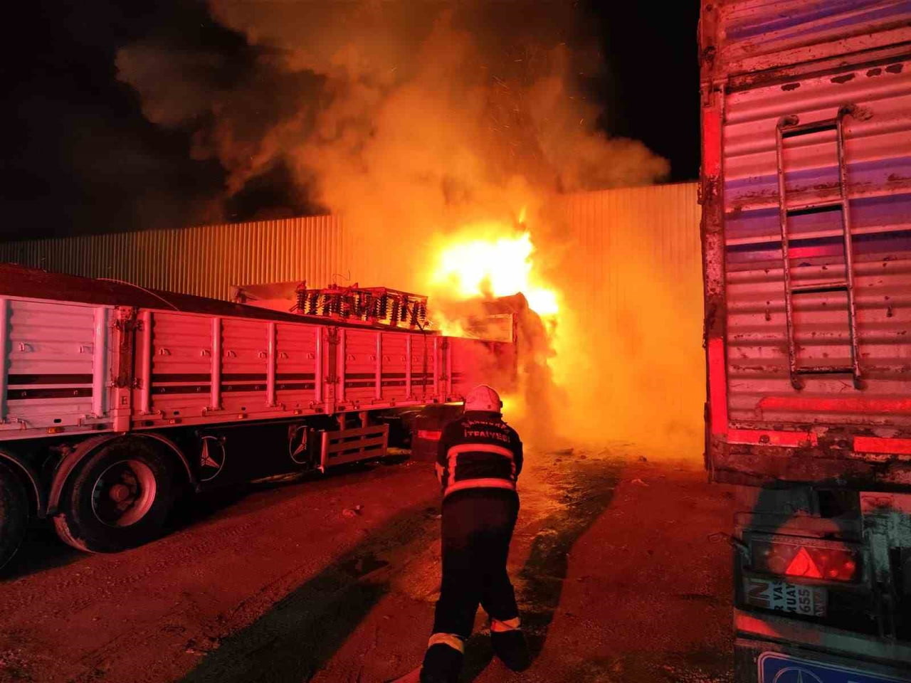 ŞANLIURFA'DA TIR GARAJINDA KORKUTAN YANGIN