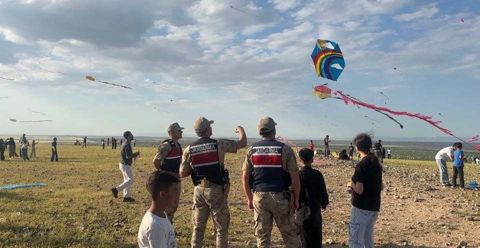 ŞANLIURFA'NIN CEYLANPINAR İLÇESİNDE DÜZENLENEN UÇURTMA ŞENLİĞİNDE ÇOCUKLAR JANDARMA EKİPLERİYLE...