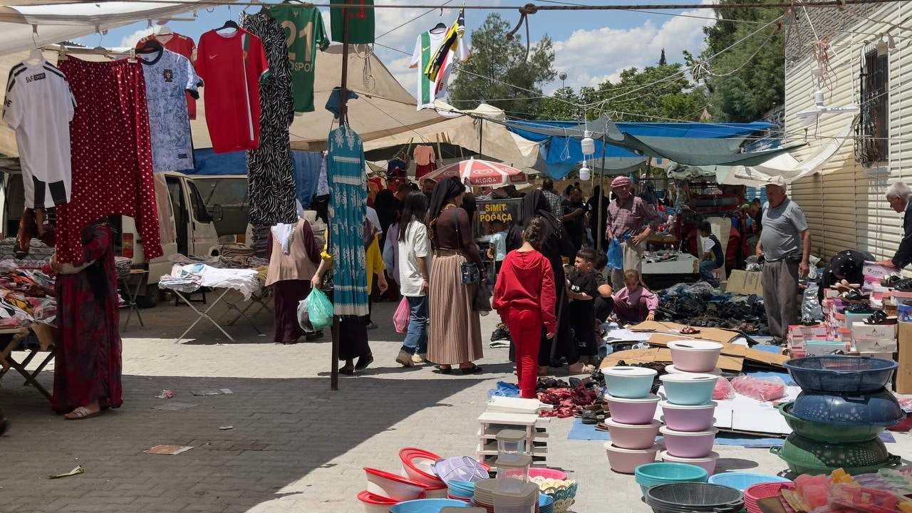 ŞANLIURFA'NIN CEYLANPINAR İLÇESİNDE KURBAN BAYRAMI'NA SAATLER KALA ÇARŞI VE PAZARLARDA YOĞUNLUK...