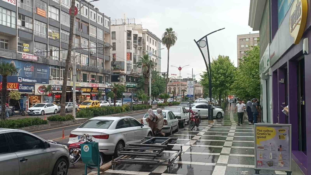 ŞANLIURFA’DA ANİDEN BASTIRAN SAĞANAK YAĞIŞ, VATANDAŞI HAZIRLIKSIZ YAKALADI.