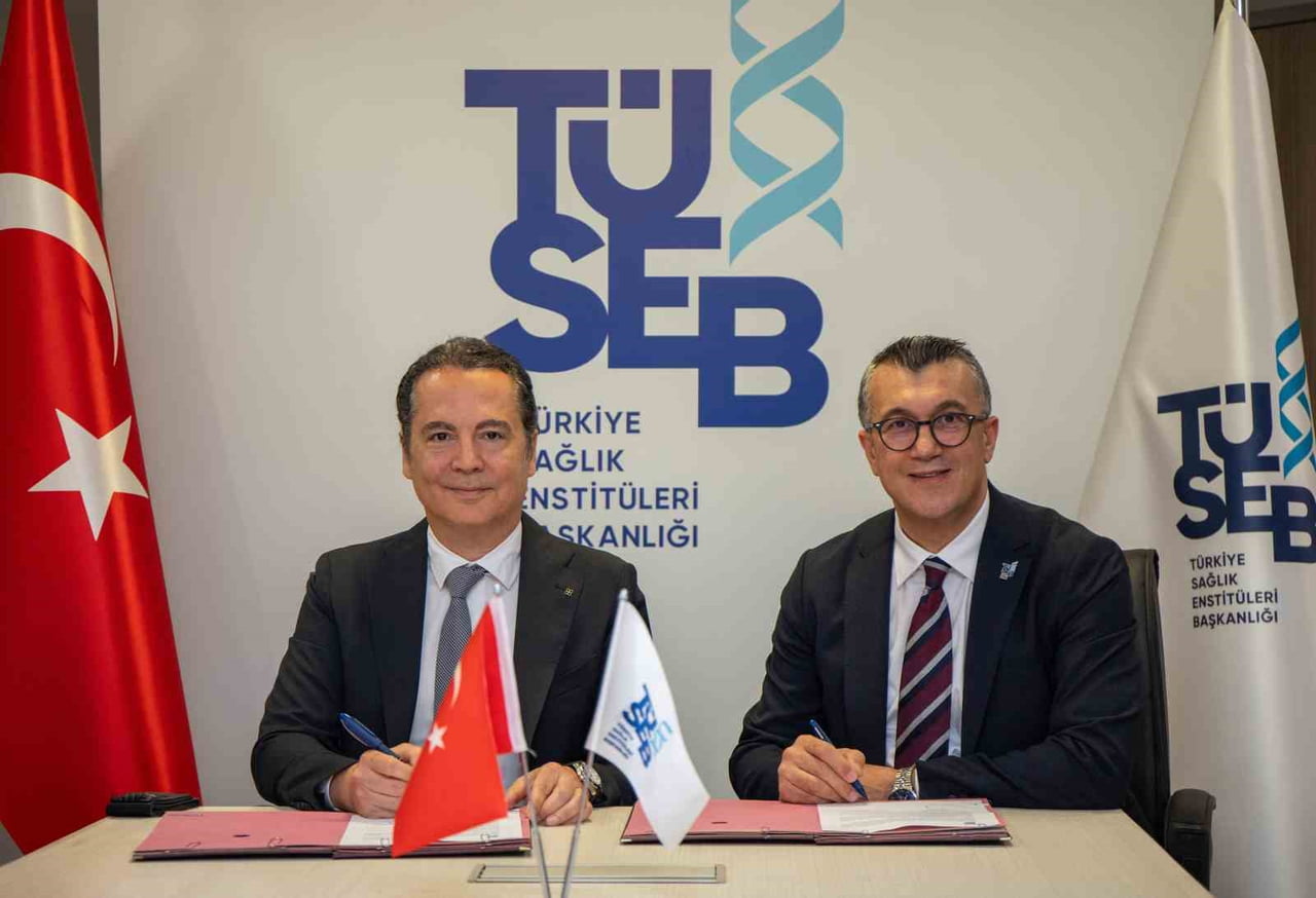 SANOFİ AVRASYA BÖLGE BAŞKANI CEM ÖZTÜRK (SOLDA) VE TÜSEB BAŞKANI PROF. DR. ÜMİT KERVAN...