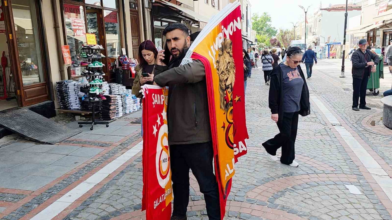SARAÇLAR CADDESİ'NDE SEYYAR SATICILAR TARAFINDAN TAKIMLARIN BAYRAKLARI SATIŞA SUNULDU.