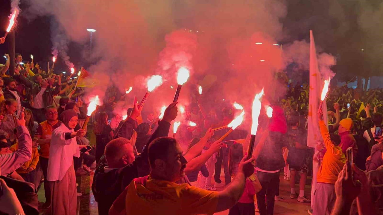 SARI-KIRMIZILI TAKIMIN TARAFTARLARI, TRUVA ATI ÖNÜ MORABİN PARK'TA BİR ARAYA GELDİ.