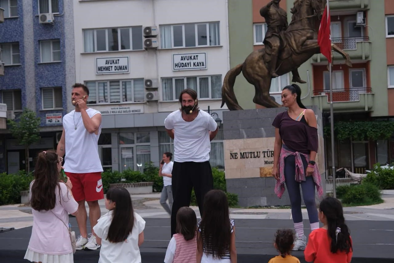 SARIGÖL’DE DÜZENLENEN MÜZİKLİ SPOR ETKİNLİĞİ VATANDAŞLARDAN YOĞUN İLGİ GÖRDÜ. ATATÜRK KENT...