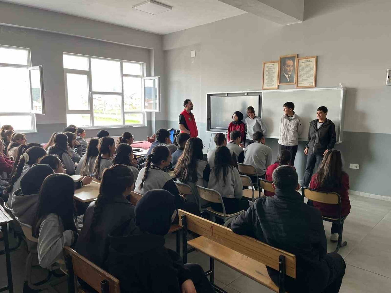 SARIKAMIŞ’TA ÖĞRENCİLERE TERÖRLE MÜCADELE VE DİJİTAL GÜVENLİK SEMİNERİ(KARS-İHA)