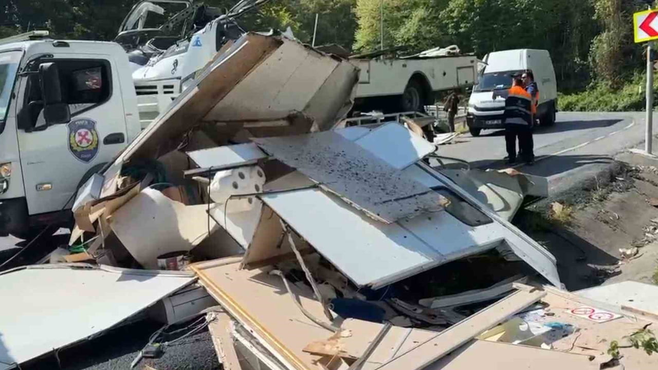 SARIYER'DE BARİYERLERE ÇARPAN KARAVAN PARAMPARÇA OLDU,