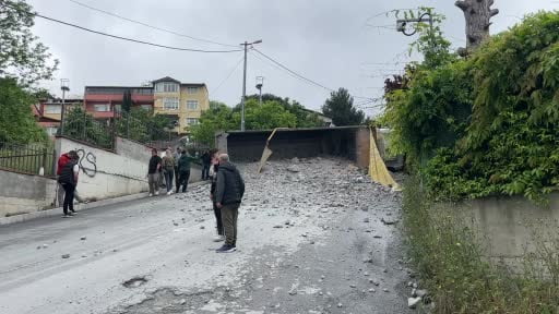 Sarıyer’de moloz yüklü kamyon geri kayarak devrildi, sürücü yaralandı