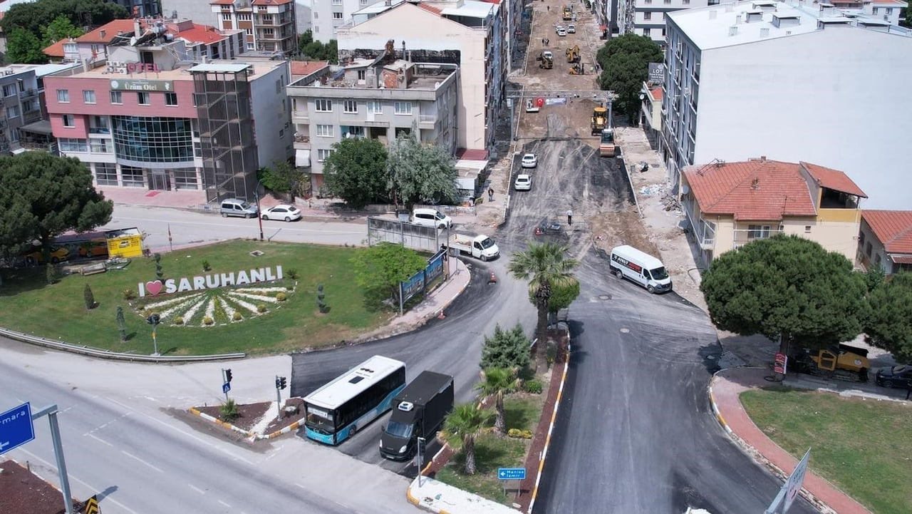 SARUHANLI'DA ALTYAPI ÇALIŞMALARININ TAMAMLANDIĞI BÖLGELERDE ÜSTYAPI ATAĞI BAŞLADI. YAĞMURA RAĞMEN...