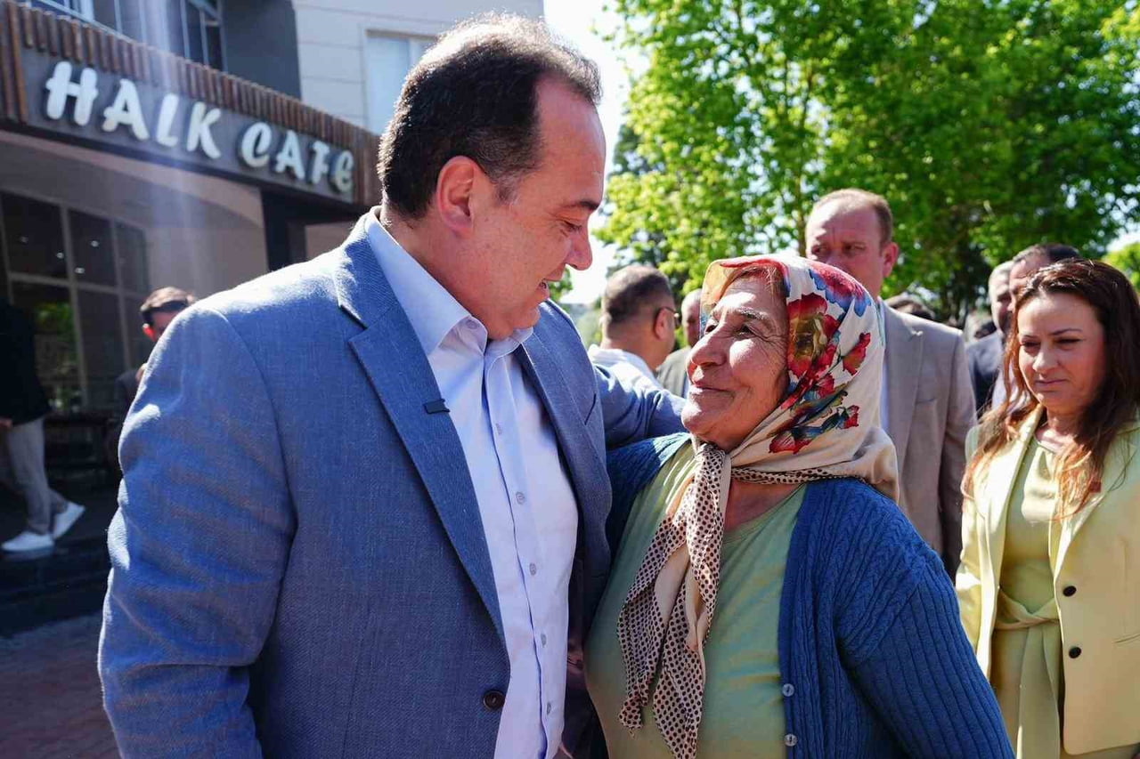 SARUHANLI İLÇESİNDE TOPLU ULAŞIM ESNAFIYLA BİR ARAYA GELEN MANİSA BÜYÜKŞEHİR BELEDİYE BAŞKANI...