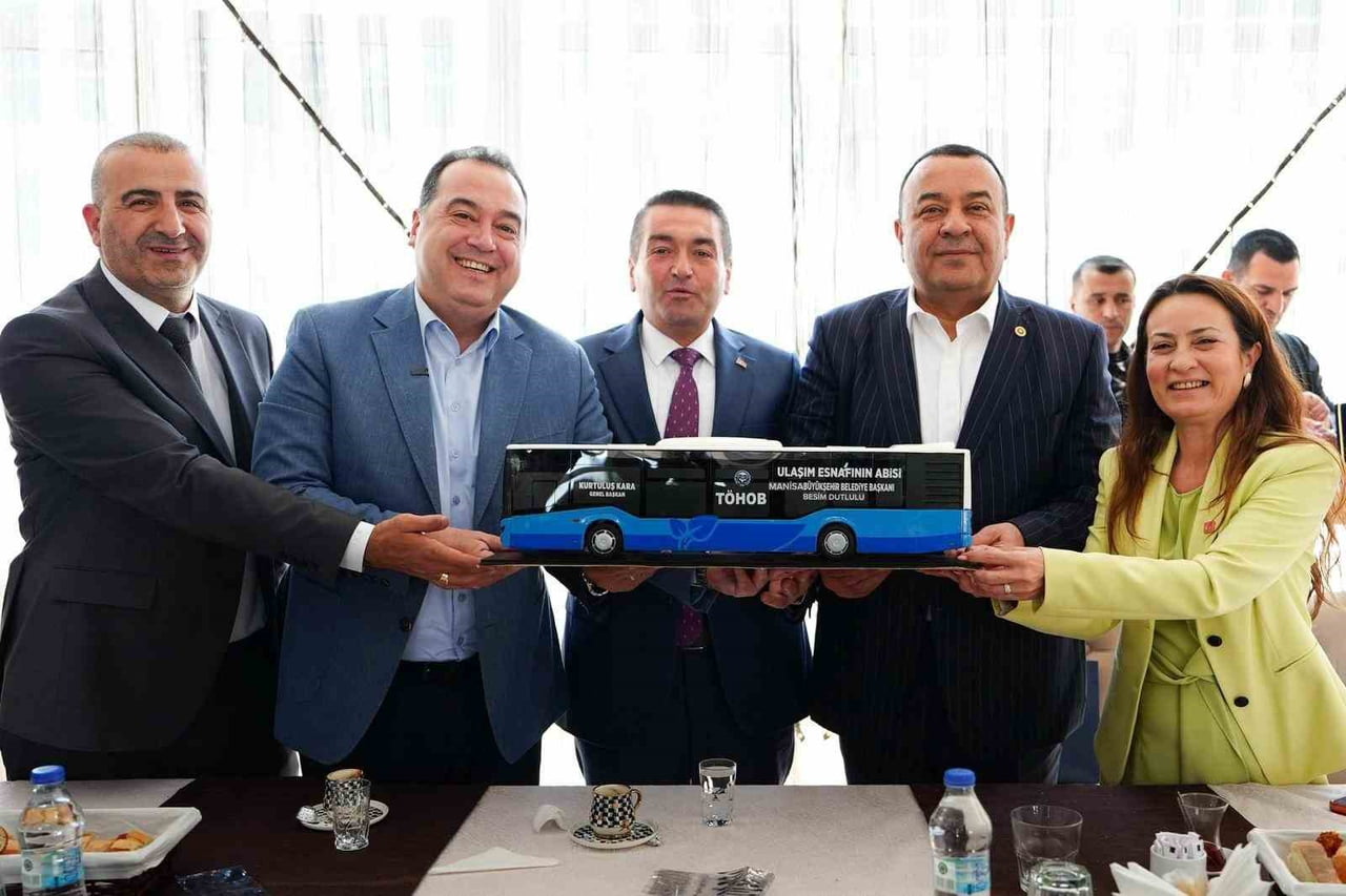 SARUHANLI İLÇESİNDE TOPLU ULAŞIM ESNAFIYLA BİR ARAYA GELEN MANİSA BÜYÜKŞEHİR BELEDİYE BAŞKANI...