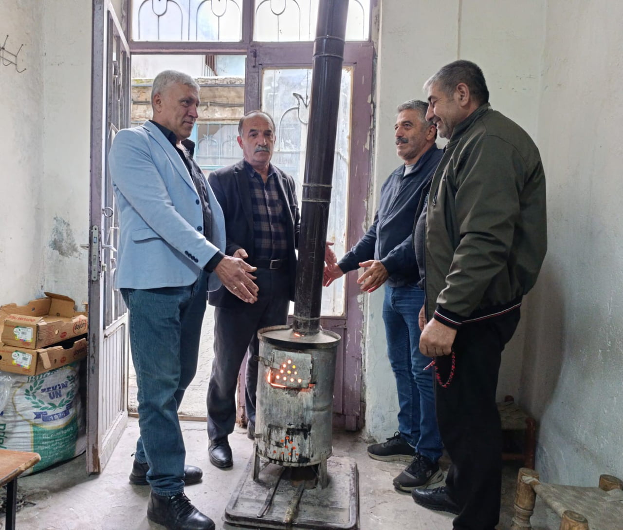 SASON İLÇESİNDE SAĞANAK VE DOLU YAĞIYLA BERABER HAVALARIN SOĞUMASI ÜZERİNE KAHVEHANE VE İŞ YERİNDE...