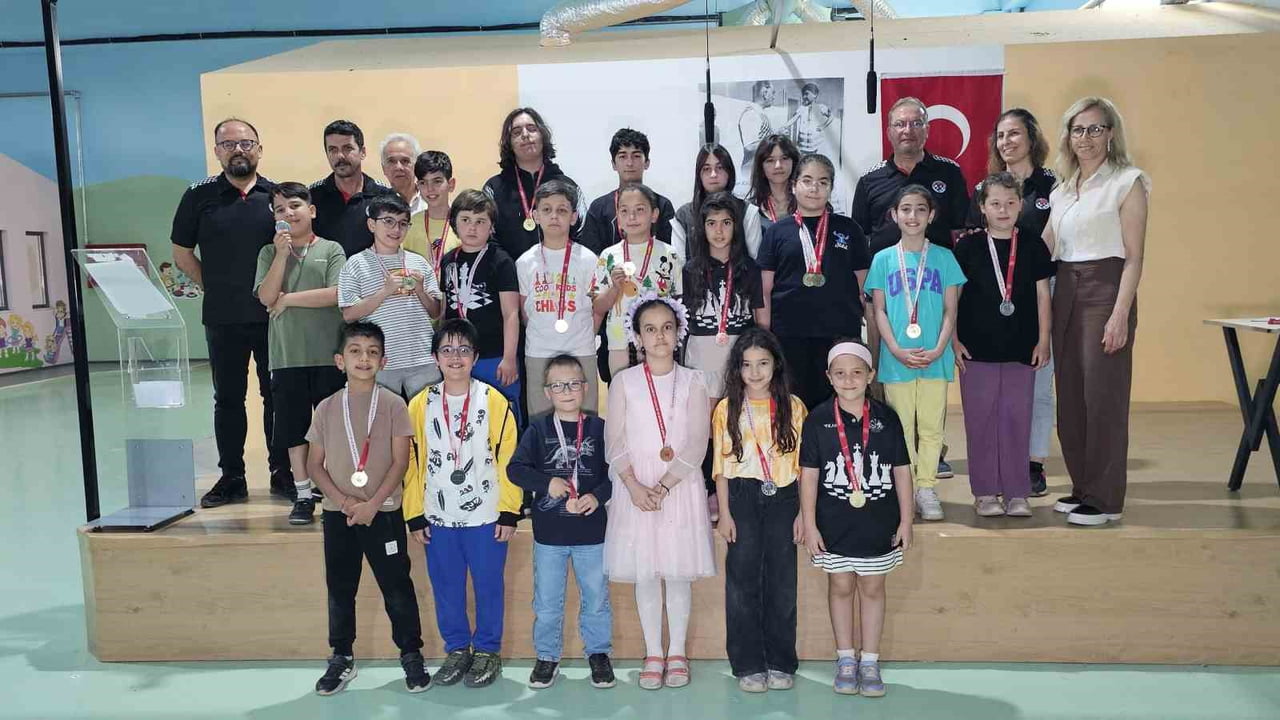 SATRANÇTA HAMLELER BU KEZ GENÇLİK BAYRAMI İÇİN YAPILDI