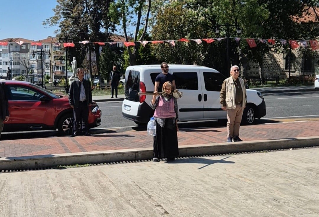 SAYGI DURUŞU VE İSTİKLAL MARŞI SIRASINDA ÇEVREDE BULUNAN VATANDAŞLARDA DURARAK MARŞA EŞLİK...
