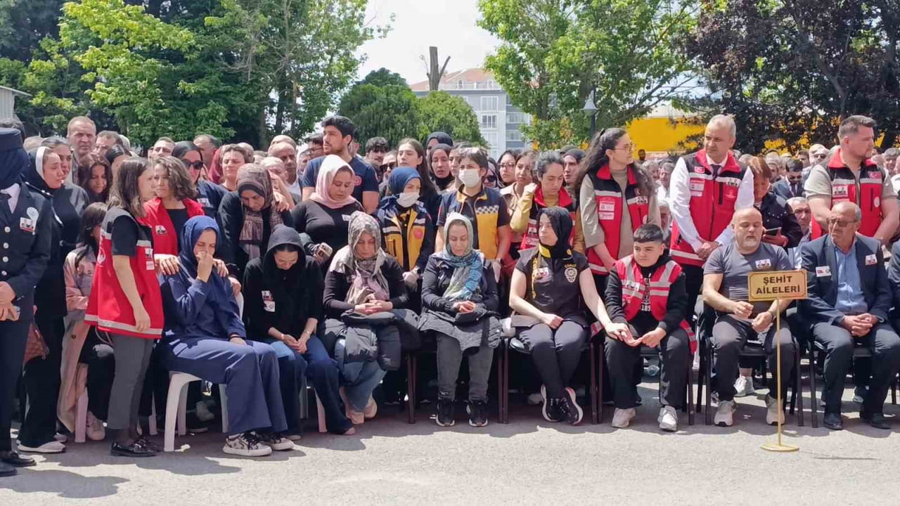 SAYGI DURUŞUNDA BULUNULMASI VE DUALARIN OKUNMASININ ARDINDAN ŞEHİT POLİSLERİN ÖZ GEÇMİŞLERİ...