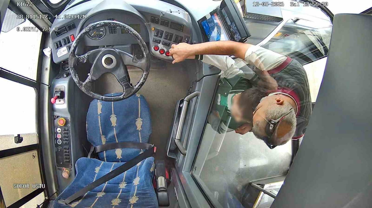 SEFERİNİ TAMAMLAYAN VE OTOBÜSÜ PARK ETTİKTEN SONRA ÇOCUKLA YAKINDAN İLGİLENEN KARATAŞ, ÇOCUĞUN...