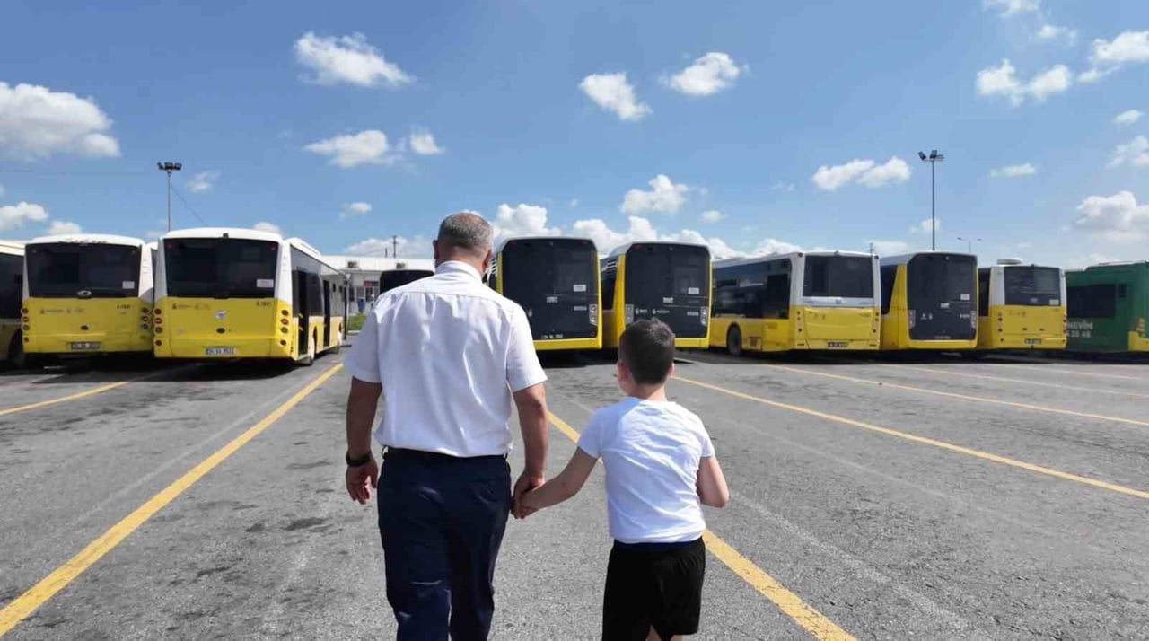 SEFERİNİ TAMAMLAYAN VE OTOBÜSÜ PARK ETTİKTEN SONRA ÇOCUKLA YAKINDAN İLGİLENEN KARATAŞ, ÇOCUĞUN...