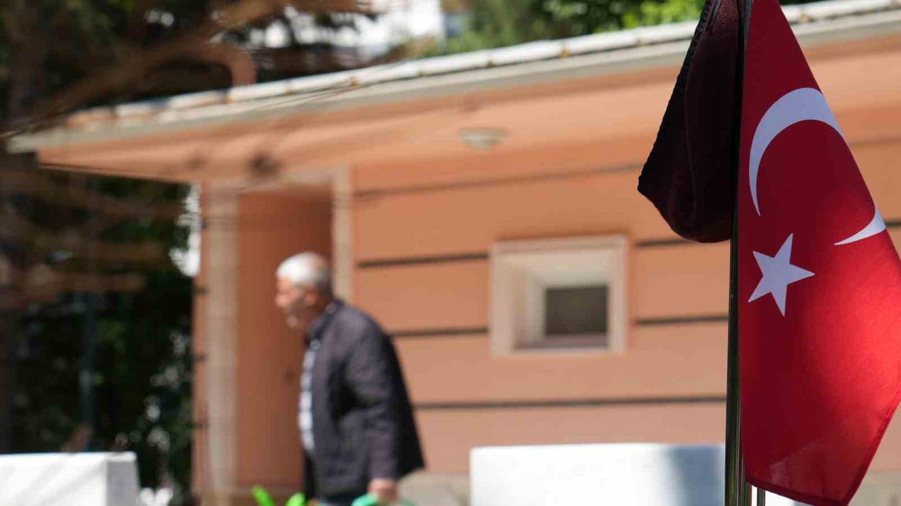 ŞEHİT AİLELERİ VE GAZİLER, KURBAN BAYRAMI ARİFESİNDE ŞEHİTLİKLERİ ZİYARET EDEREK KABİR BAŞINDA DUA...