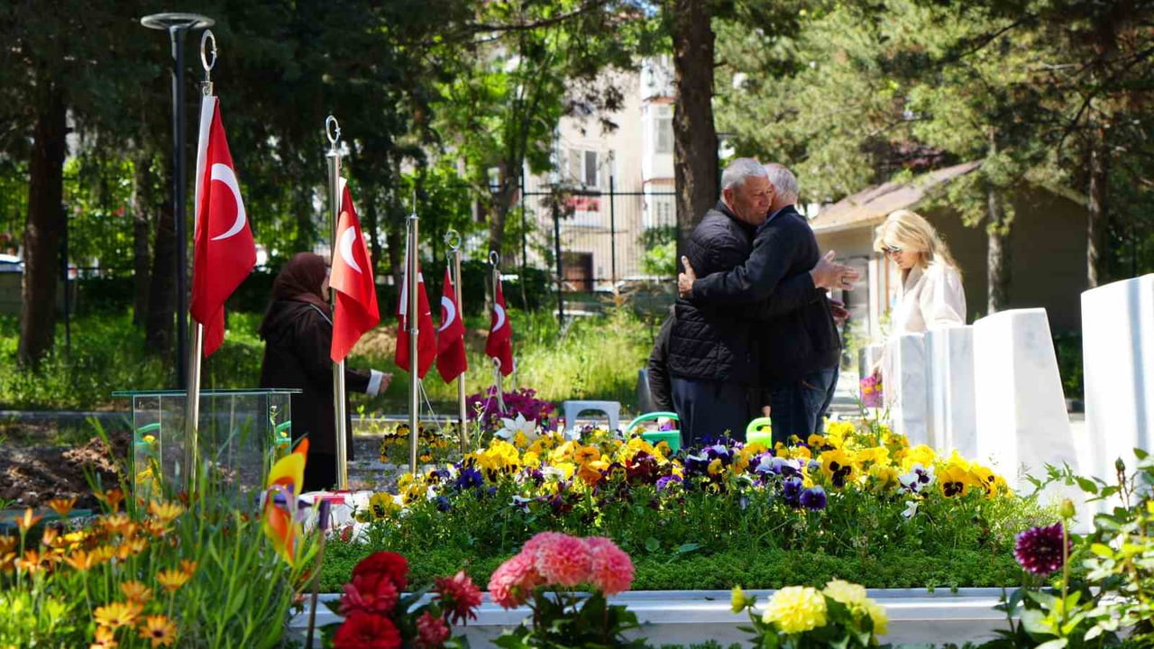 ŞEHİT YAKINLARI, KURBAN BAYRAMI AREFESİNDE ŞEHİTLİKLERİ ZİYARET ETTİ. ŞEHİT YAKINLARI, SABAHIN...