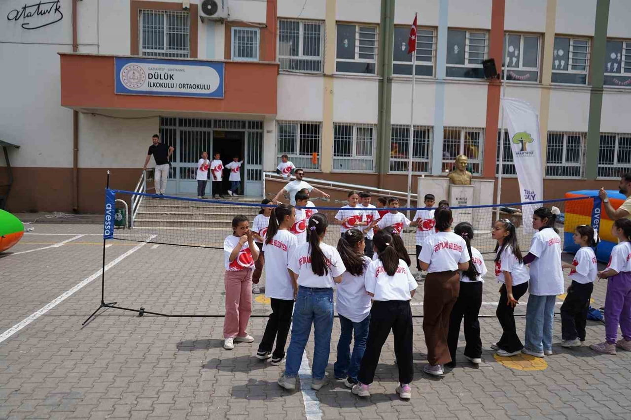 ŞEHİTKAMİL BELEDİYESİ TARAFINDAN DÜLÜK İLKOKULU VE ORTAOKULU’NDA DÜZENLENEN "ÇOCUK ŞENLİĞİ"...
