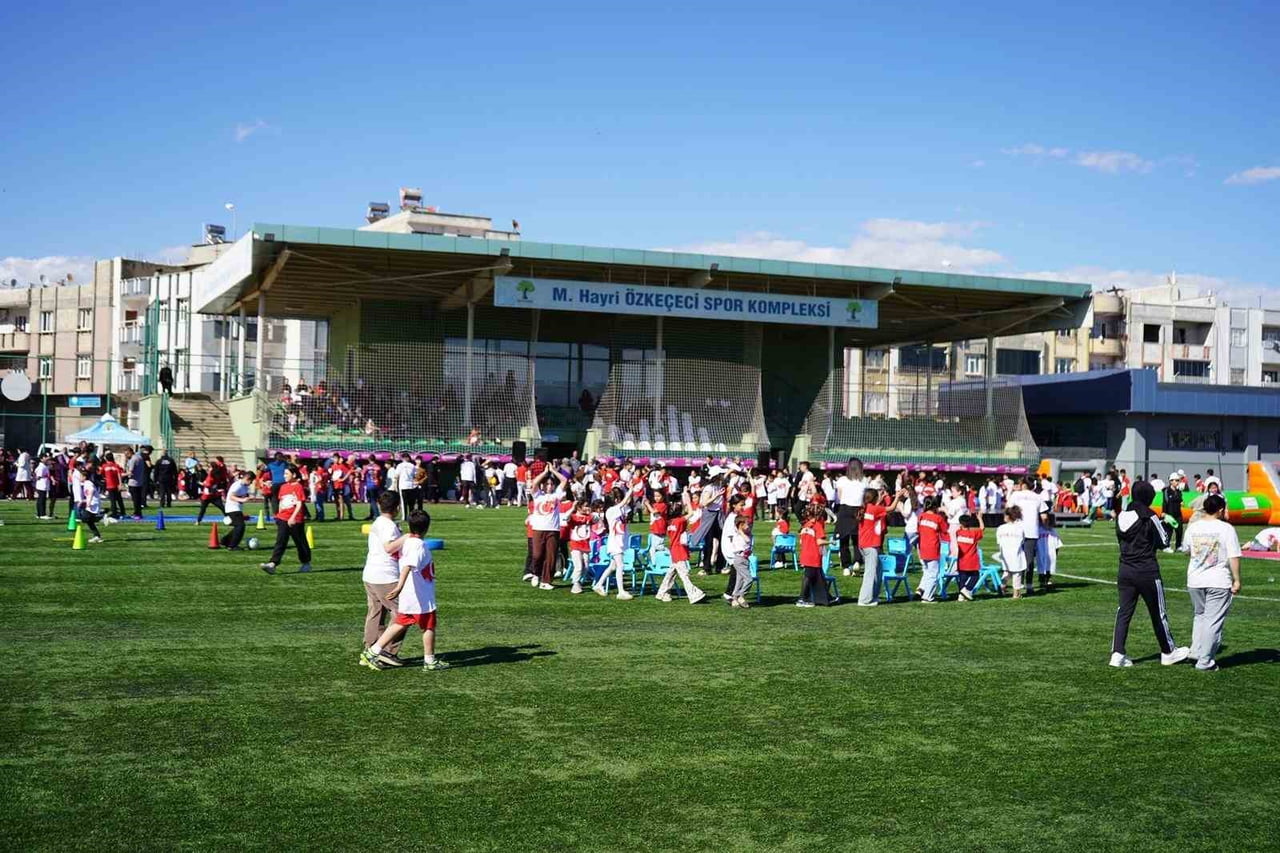 ŞEHİTKAMİL BELEDİYESİ TARAFINDAN DÜZENLENEN "SPOR ŞENLİĞİ" ÇOCUKLARIN NEŞESİ VE RENKLİ GÖRÜNTÜLER...
