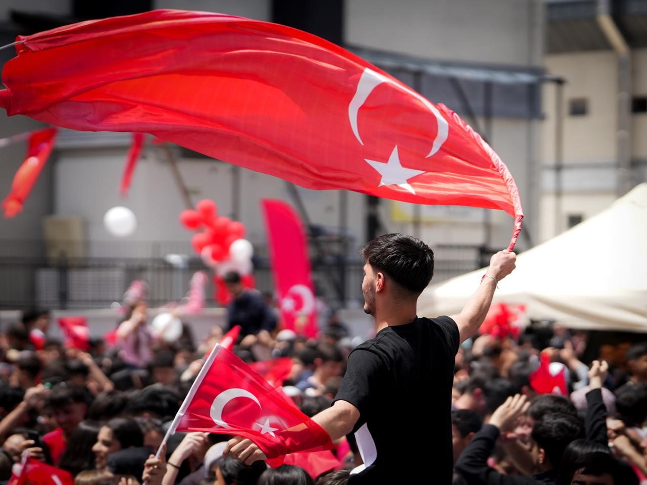 ŞEHİTKAMİL’DE 15 BİN KİŞİLİK DEV KONSER