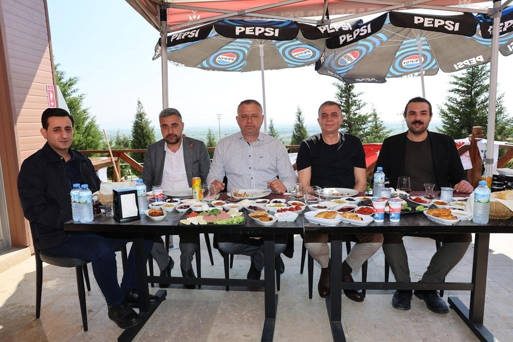 ŞEHZADELER BELEDİYE BAŞKANI HAKAN ŞİMŞEK, 100. YIL GÜNÜBİRLİK KULLANIM ALANI’NDA MECLİS ÜYELERİYLE...