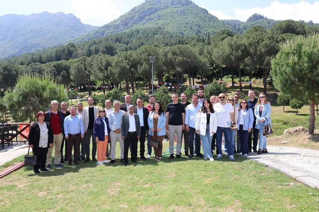 ŞEHZADELER BELEDİYE BAŞKANI HAKAN ŞİMŞEK, 100. YIL GÜNÜBİRLİK KULLANIM ALANI’NDA MECLİS ÜYELERİYLE...