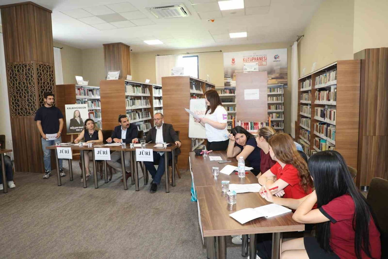 ŞEHZADELER BELEDİYESİ GENÇLİK EVİ’NDE DÜZENLENEN "KÜTÜPHANEDE MÜNAZARA VAR" YARIŞMASINDA...