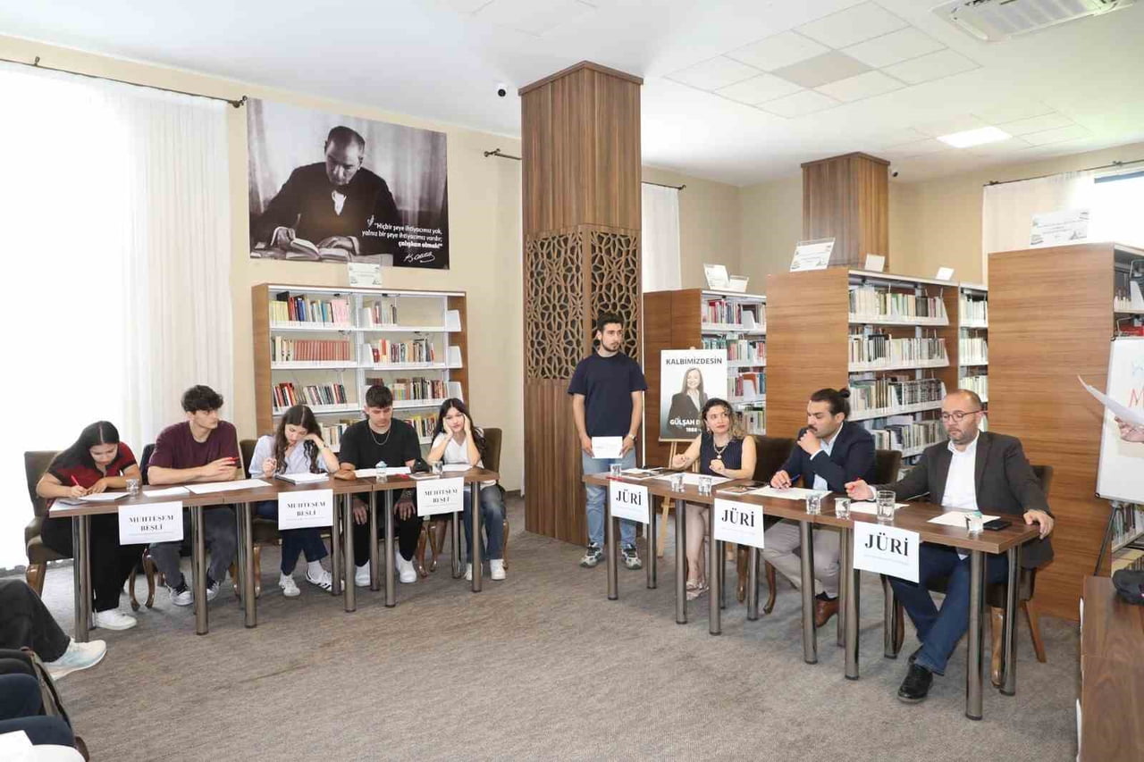 ŞEHZADELER BELEDİYESİ GENÇLİK EVİ’NDE DÜZENLENEN "KÜTÜPHANEDE MÜNAZARA VAR" YARIŞMASINDA...