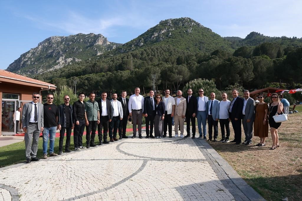 ŞEHZADELER BELEDİYESİ TARAFINDAN KENTE KAZANDIRILAN 100. YIL GÜNÜBİRLİK KULLANIM ALANI DÜZENLENEN...