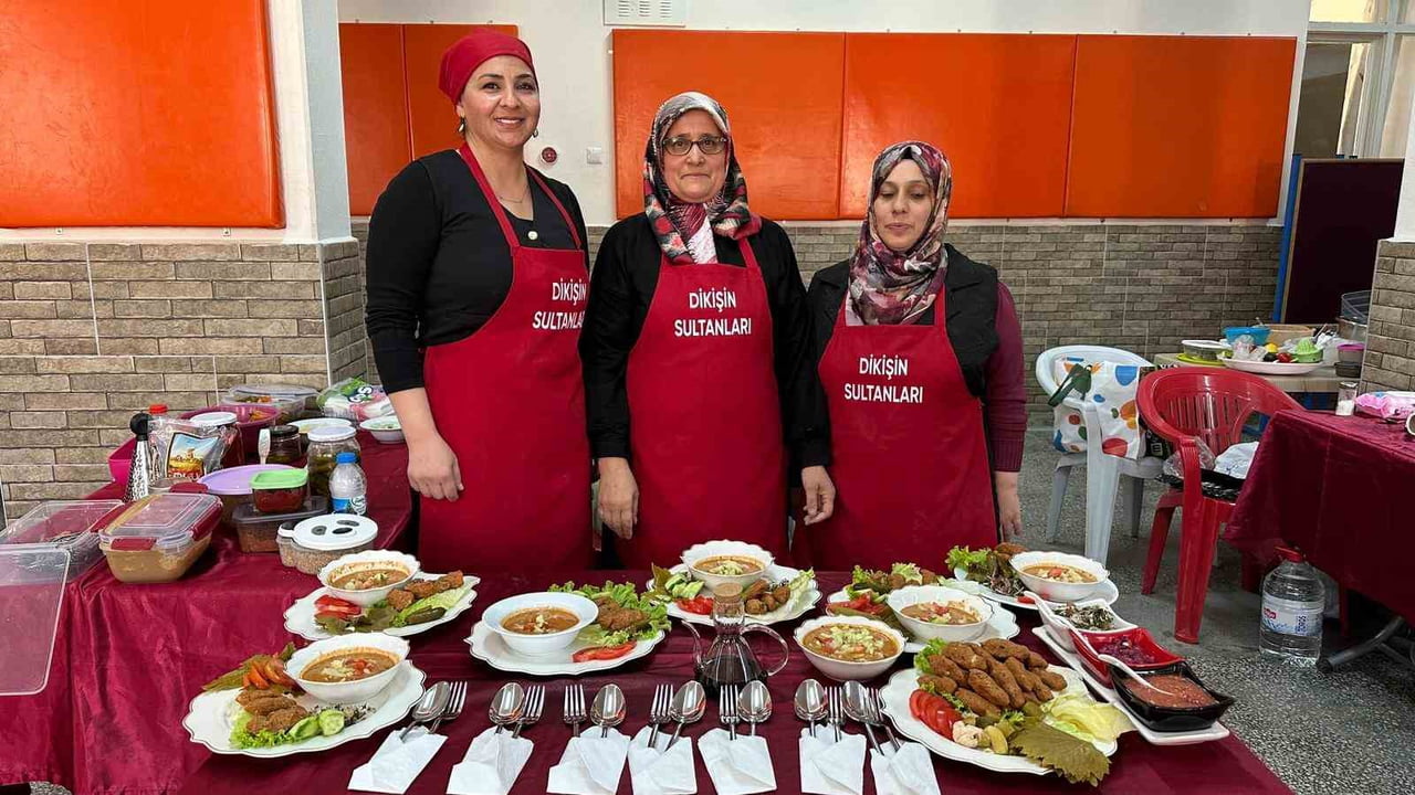 SEKİÇEŞME MAHALLESİ'NDE BULUNAN YUNUS EMRE ORTAOKULU'NDA GERÇEKLEŞTİRİLEN ETKİNLİKTE, OKUL AİLE...
