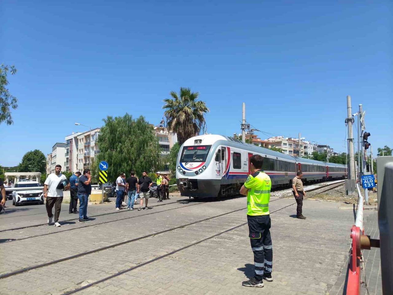 SELÇUK İLÇESİNDE HEMZEMİN GEÇİTTE TRENİN ALTINDA KALAN BİR KİŞİ, HASTANEDE TEDAVİ ALTINA...