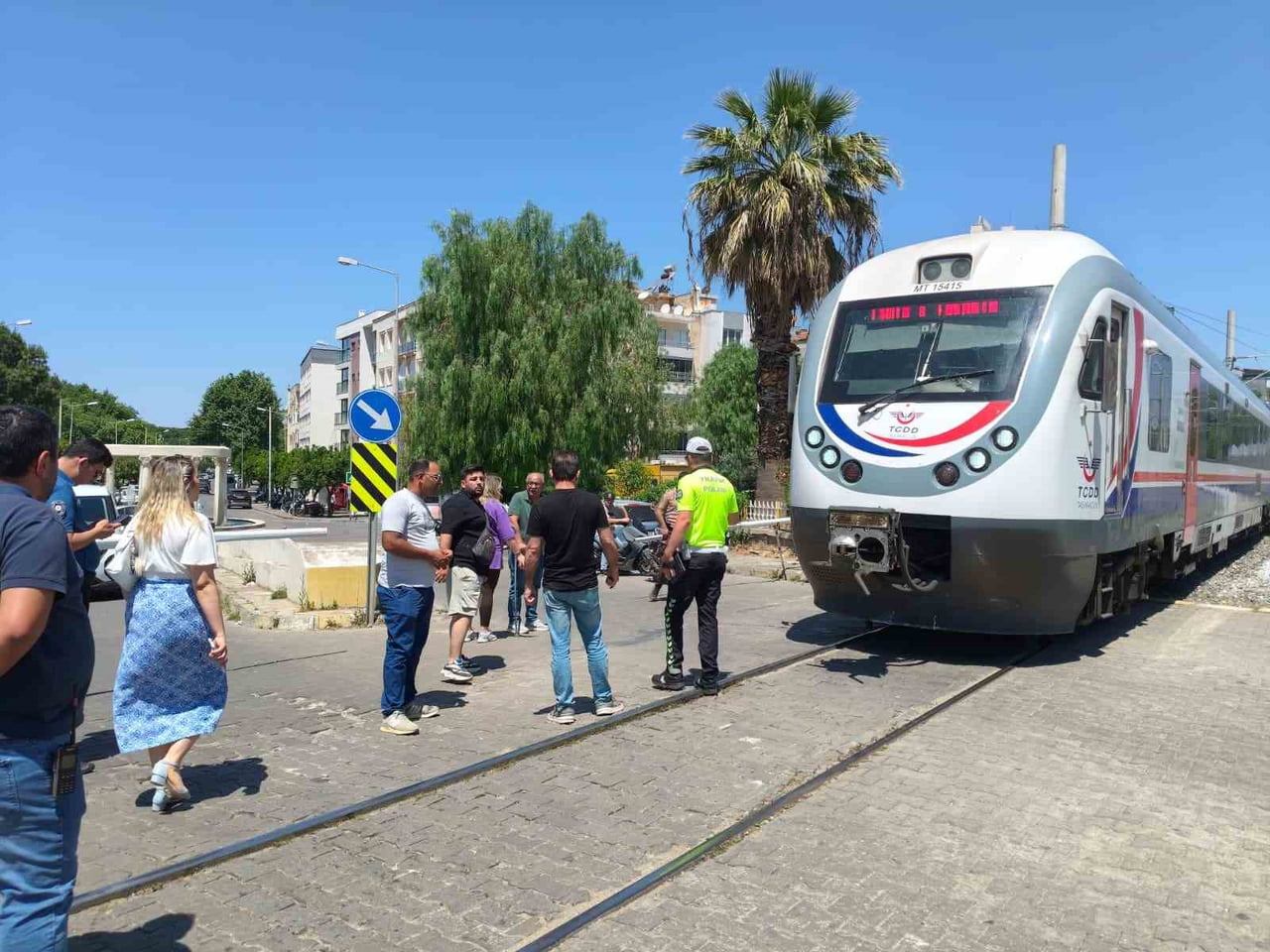 SELÇUK İLÇESİNDE HEMZEMİN GEÇİTTE TRENİN ALTINDA KALAN BİR KİŞİ, HASTANEDE TEDAVİ ALTINA...