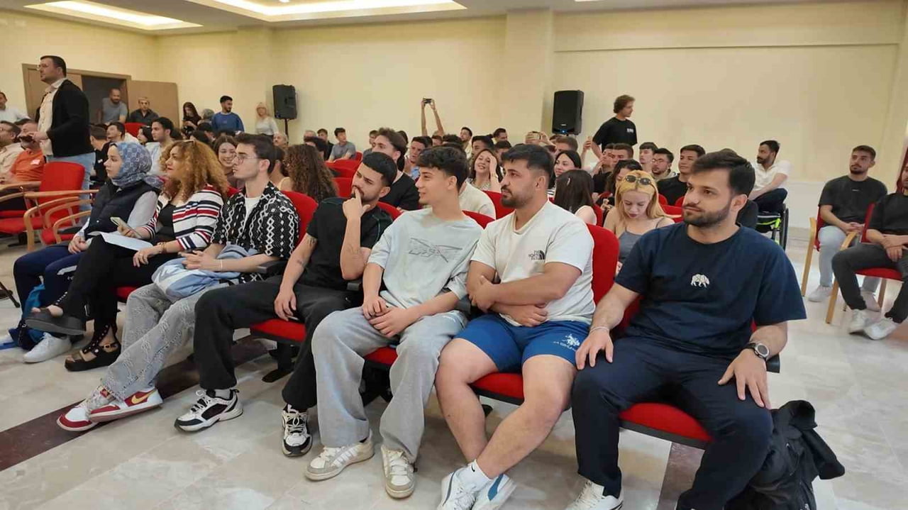 SELÇUK ÜNİVERSİTESİ SPOR BİLİMLERİ FAKÜLTESİ TARAFINDAN DÜZENLENEN "GÜNÜMÜZ FUTBOLUNDA ANTRENÖRÜN...